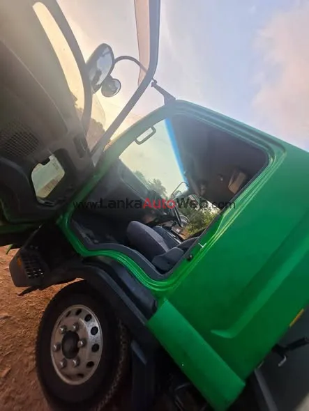 For Sale — Isuzu Wing Body Lorry (2015) photo 2 in Gampaha, Gampaha