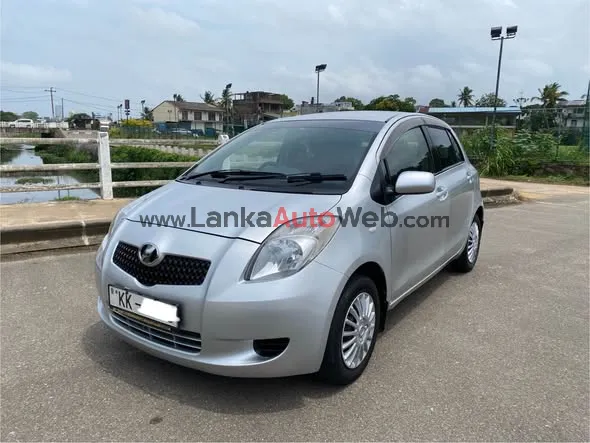 Toyota Vitz photo 2