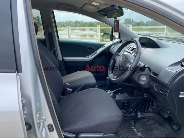 Toyota Vitz photo 3