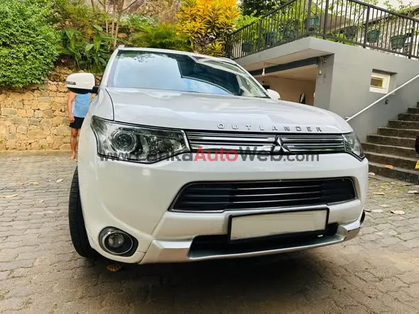 Well-maintained Mitsubishi Outlander Premium 2015 available for sale. photo 2 in Kandy, Kandy