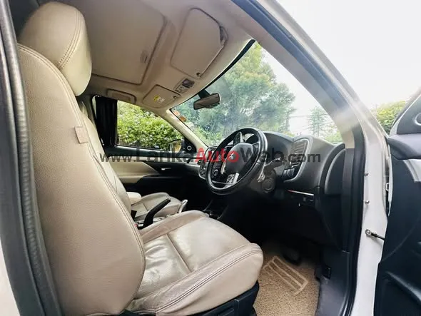 Well-maintained Mitsubishi Outlander Premium 2015 available for sale. photo 4 in Kandy, Kandy
