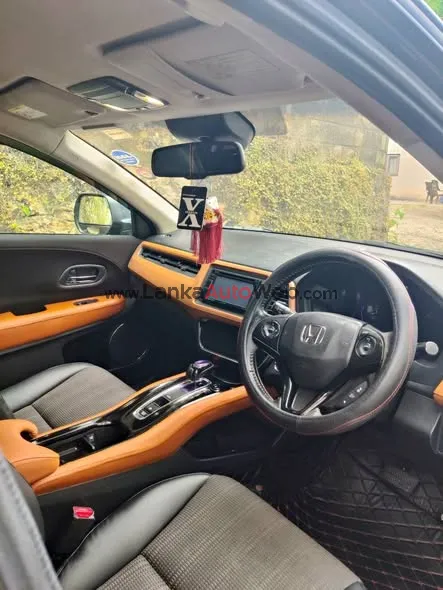 Honda Vezel Z Grade - Orange Pack photo 4 in Kottawa, Colombo