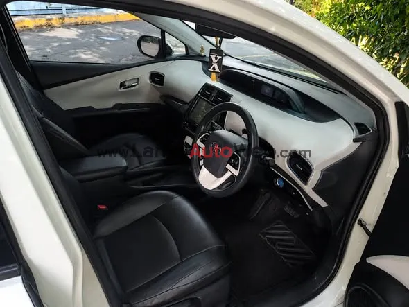 Toyota Prius 4th Generation 2016/2017 photo 2 in Dehiwala, Colombo